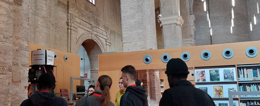 Visita a la biblioteca de la antigua iglesia de Santa Lucía